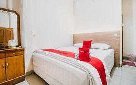 RedDoorz Plus near WTC Batanghari Mall